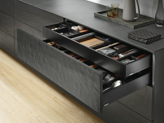 Внутренний ящик LEGRABOX pure TIP-ON BLUMOTION (высота M 90,5, глубина 450 мм, до 40 кг), терра-черный